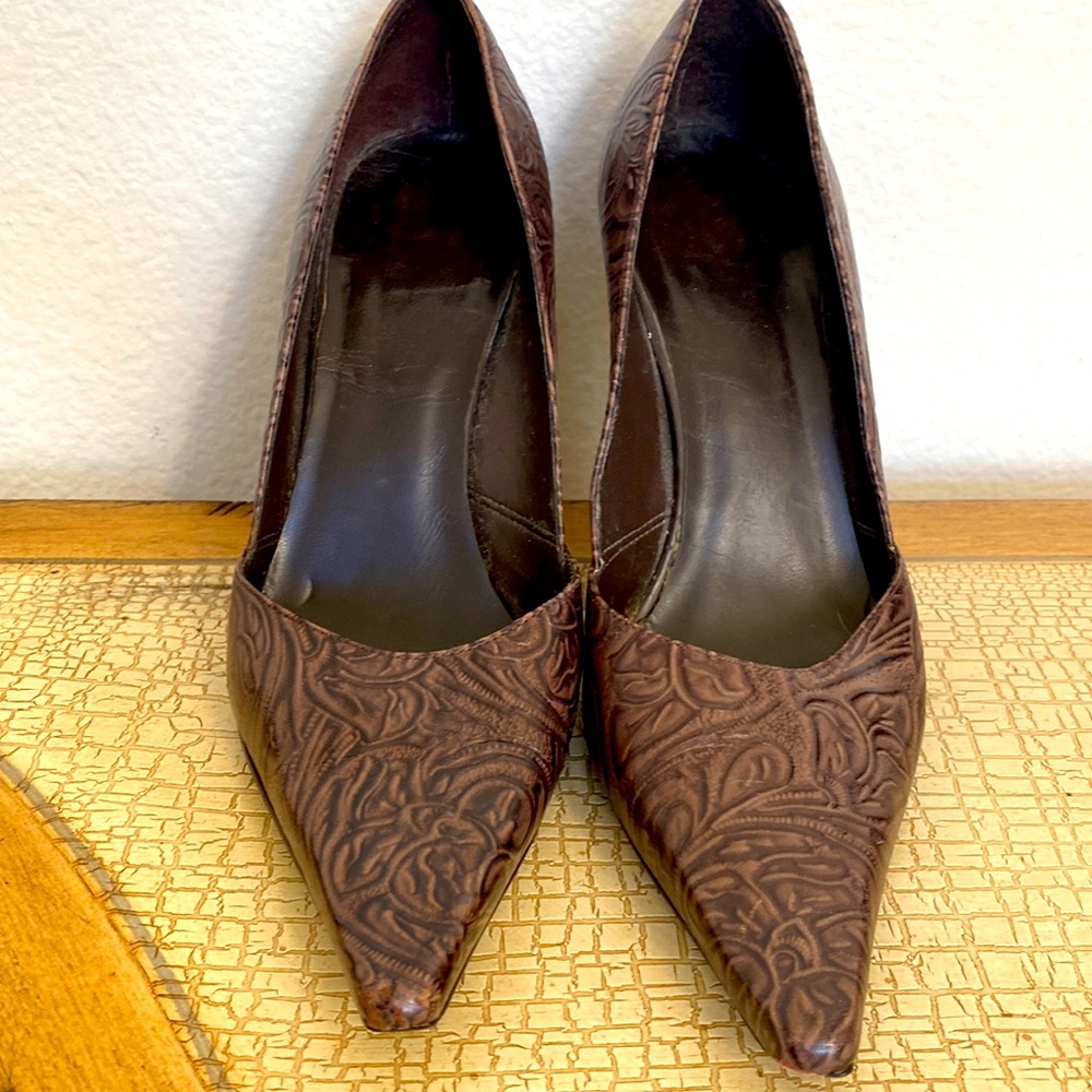 BCBG textured brown point toe heels pumps , size 8 1/2